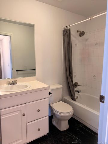 10 Silver Court, Ridge, NY 11961