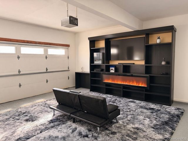 10 Silver Court, Ridge, NY 11961