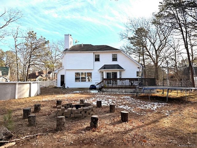 10 Silver Court, Ridge, NY 11961