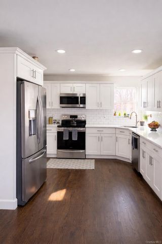 10 Silver Court, Ridge, NY 11961