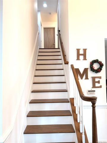 10 Silver Court, Ridge, NY 11961