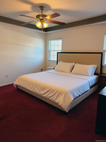 10 Silver Court, Ridge, NY 11961