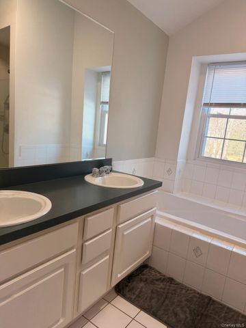 10 Silver Court, Ridge, NY 11961