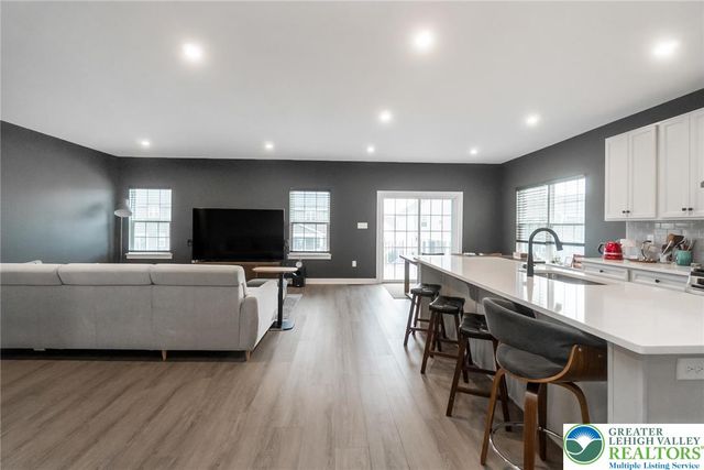 820 Hendon Lane, North Catasauqua Bor, PA 18032