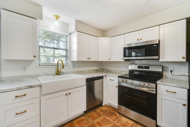 110 OLD ENGLISH Court, Jupiter, FL 33458
