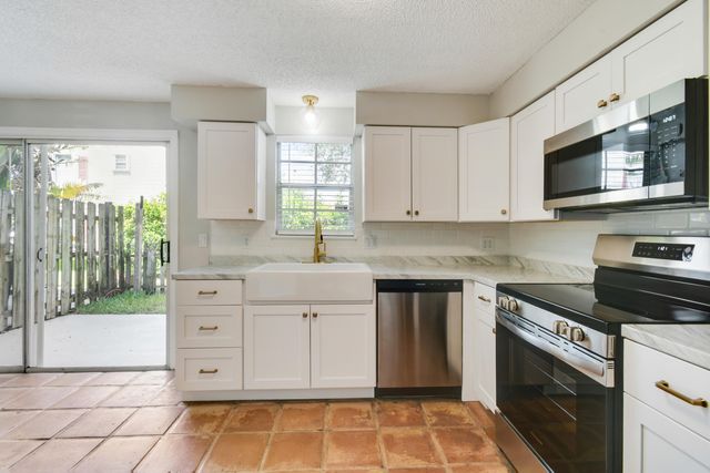 110 OLD ENGLISH Court, Jupiter, FL 33458