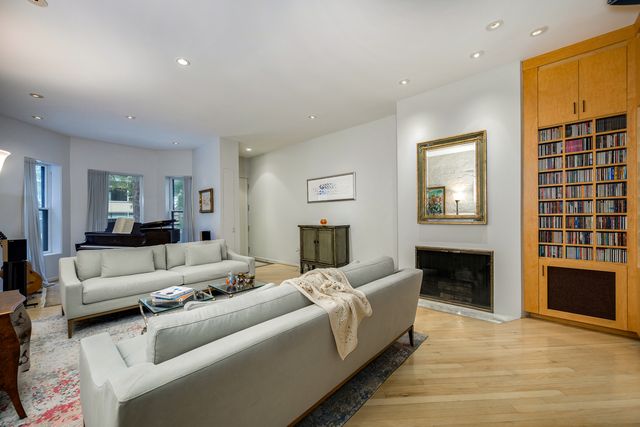 2729 N Hampden Court, Chicago, IL 60614