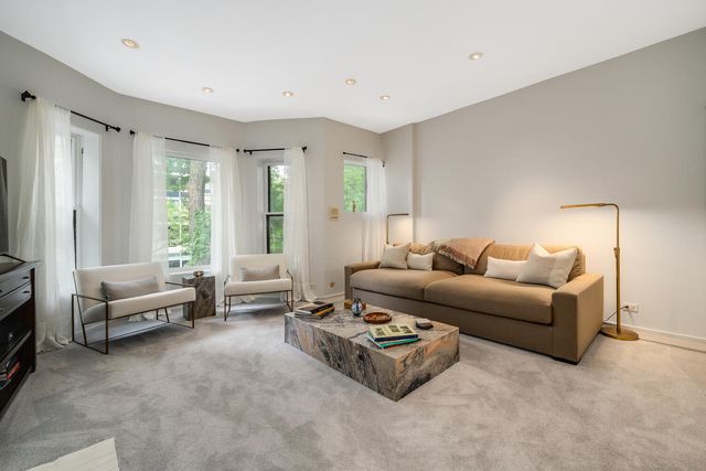 2729 N Hampden Court, Chicago, IL 60614