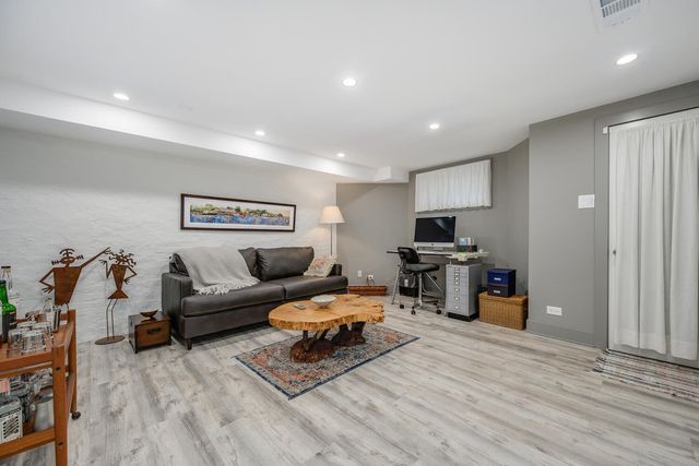 2729 N Hampden Court, Chicago, IL 60614