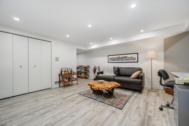 2729 N Hampden Court, Chicago, IL 60614