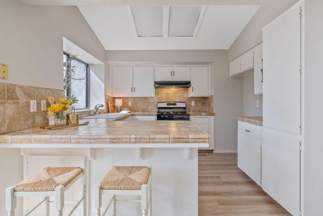 1907 E Vine Avenue, Visalia, CA 93292