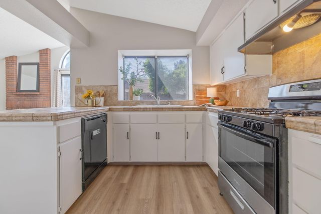 1907 E Vine Avenue, Visalia, CA 93292