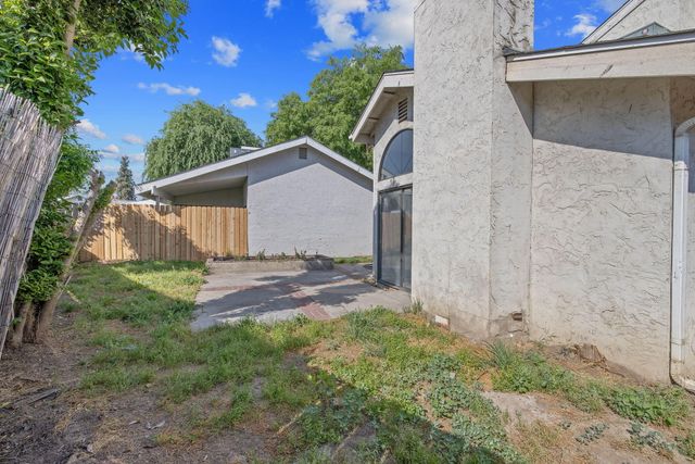 1907 E Vine Avenue, Visalia, CA 93292