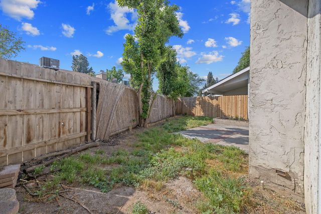 1907 E Vine Avenue, Visalia, CA 93292