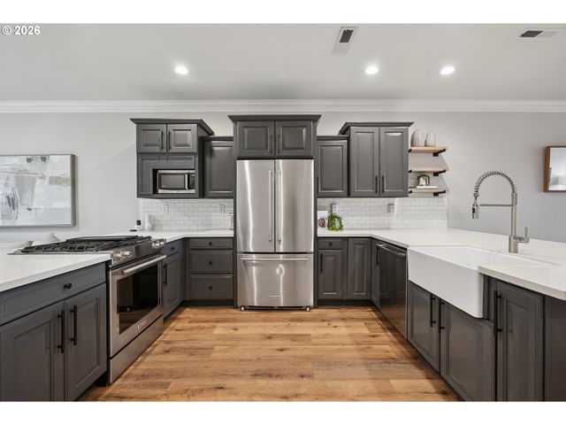 875 N HARBOUR Dr, Portland, OR 97217