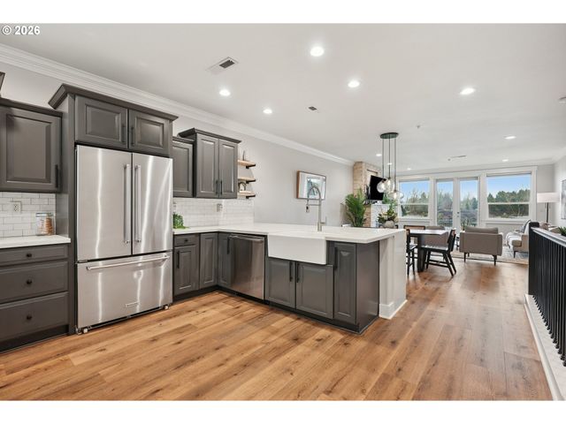 875 N HARBOUR Dr, Portland, OR 97217