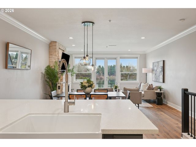 875 N HARBOUR Dr, Portland, OR 97217