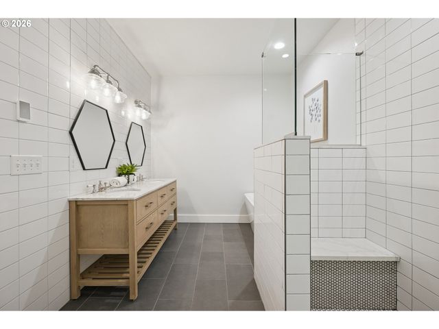 875 N HARBOUR Dr, Portland, OR 97217