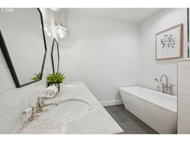 875 N HARBOUR Dr, Portland, OR 97217