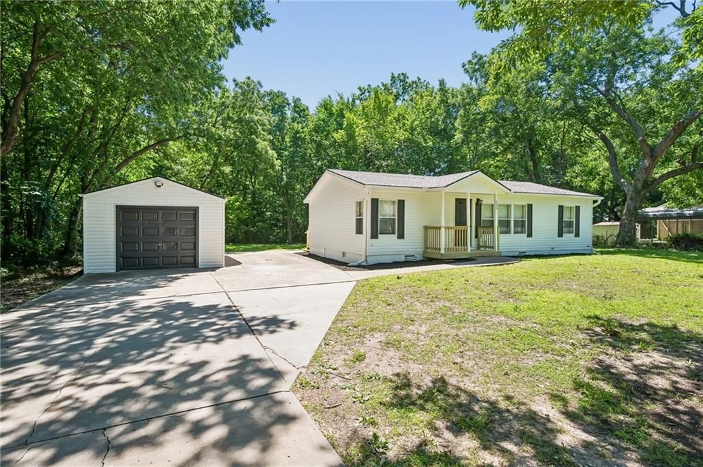 125 Gould Street, Tonganoxie, KS 66086