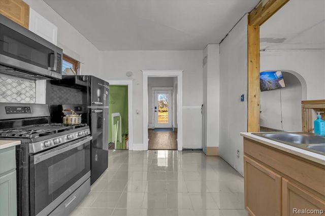 9390 Emmons, Detroit, MI 48214