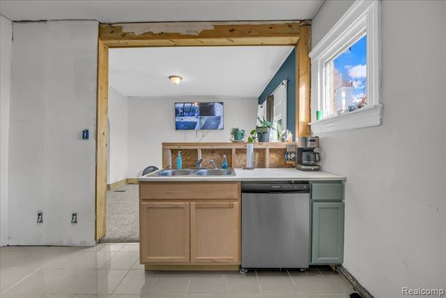 9390 Emmons, Detroit, MI 48214