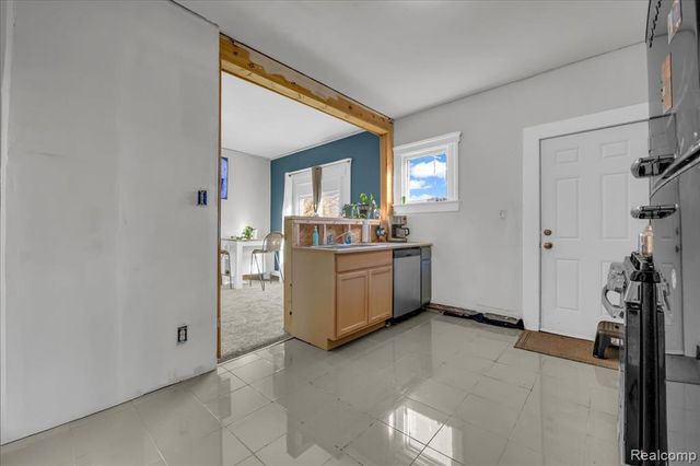 9390 Emmons, Detroit, MI 48214