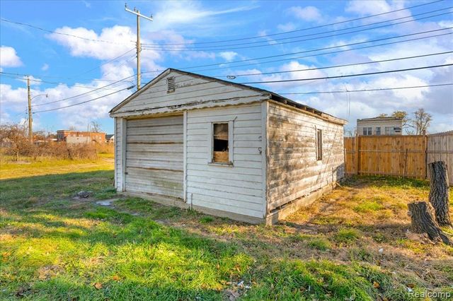 9390 Emmons, Detroit, MI 48214