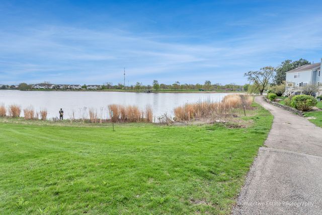 327 Shadybrook Lane, Aurora, IL 60504