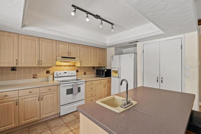 6533 BOWLINE DRIVE, Sarasota, FL 34231