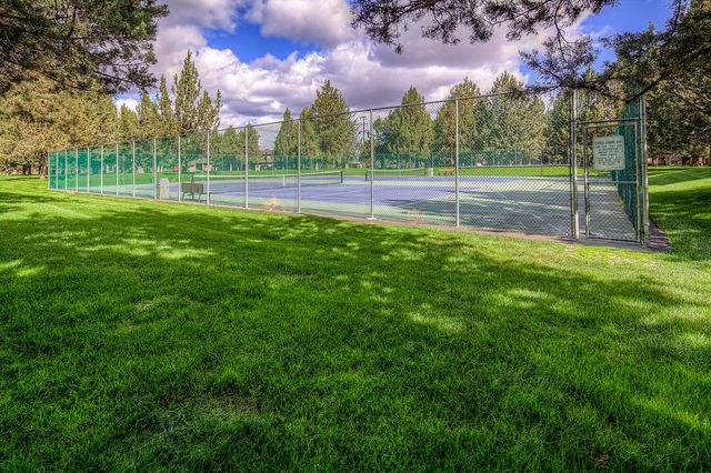 900 Victoria Falls Drive, Redmond, OR 97756