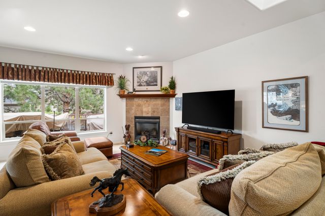 900 Victoria Falls Drive, Redmond, OR 97756