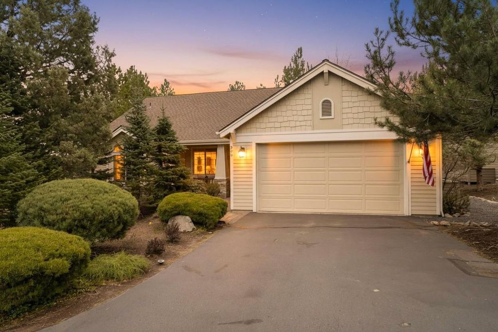 900 Victoria Falls Drive, Redmond, OR 97756