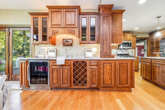 1150 Red Barn LANE, Elm Grove, WI 53122
