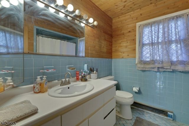 199 Lake Shore Dr, West Milford Twp., NJ 07421