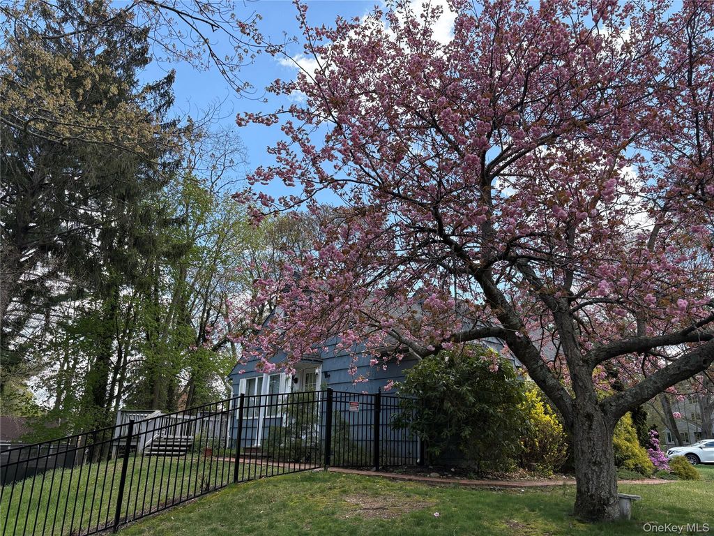 19 Nursery Road, Melville, NY 11747