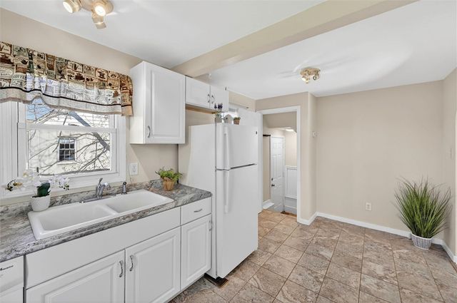 314 Fort Couch Rd, Upper St Clair, PA 15241