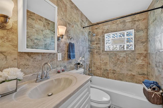 314 Fort Couch Rd, Upper St Clair, PA 15241