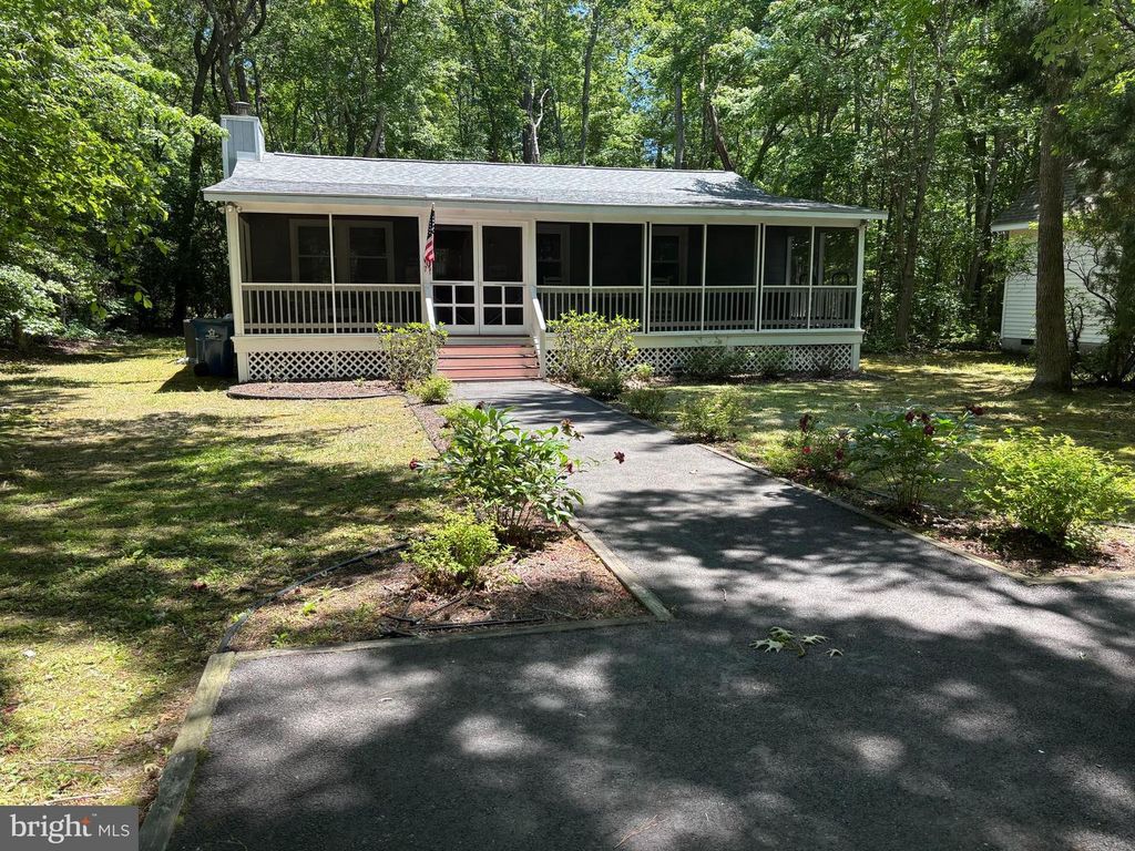 Image 2 of property listing at 126 CAMELOT CIR, Ocean Pines, MD 21811