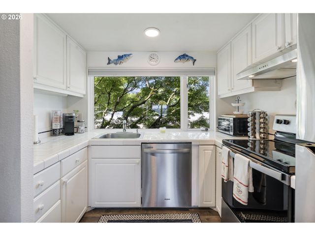 75 N HAYDEN BAY Dr, Portland, OR 97217