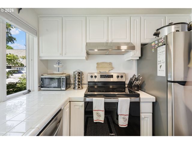 75 N HAYDEN BAY Dr, Portland, OR 97217