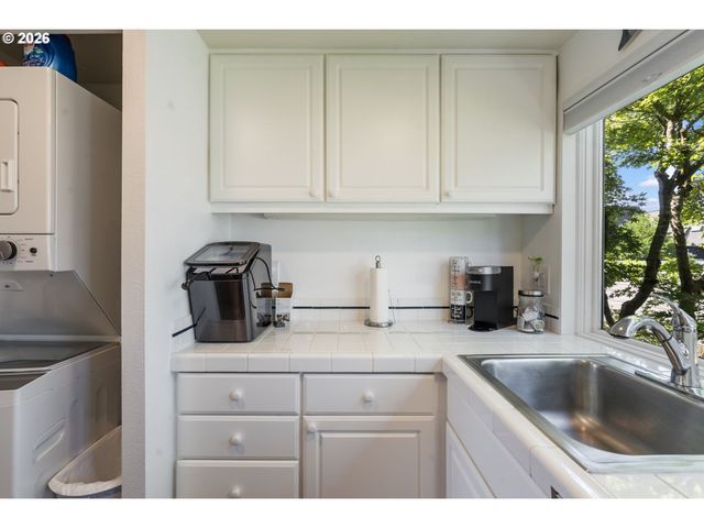 75 N HAYDEN BAY Dr, Portland, OR 97217