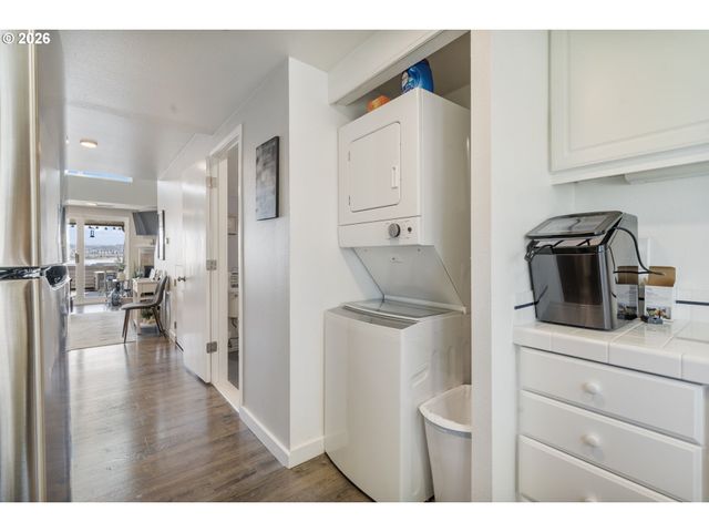 75 N HAYDEN BAY Dr, Portland, OR 97217