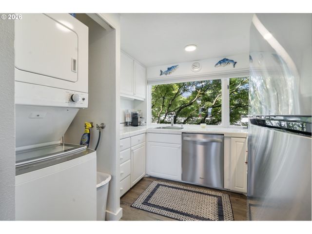 75 N HAYDEN BAY Dr, Portland, OR 97217