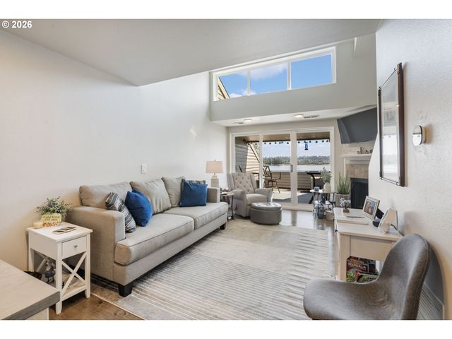 75 N HAYDEN BAY Dr, Portland, OR 97217
