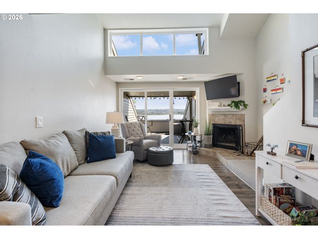75 N HAYDEN BAY Dr, Portland, OR 97217