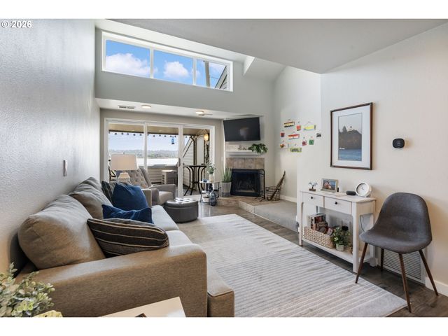 75 N HAYDEN BAY Dr, Portland, OR 97217