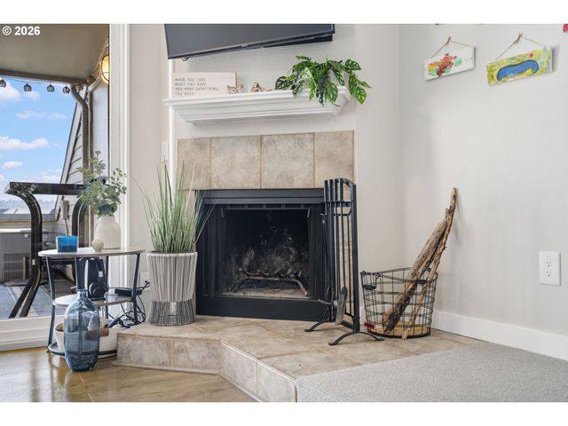 75 N HAYDEN BAY Dr, Portland, OR 97217