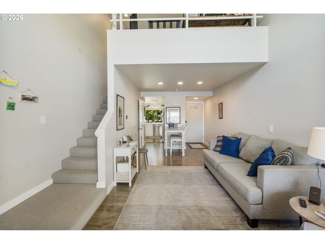 75 N HAYDEN BAY Dr, Portland, OR 97217