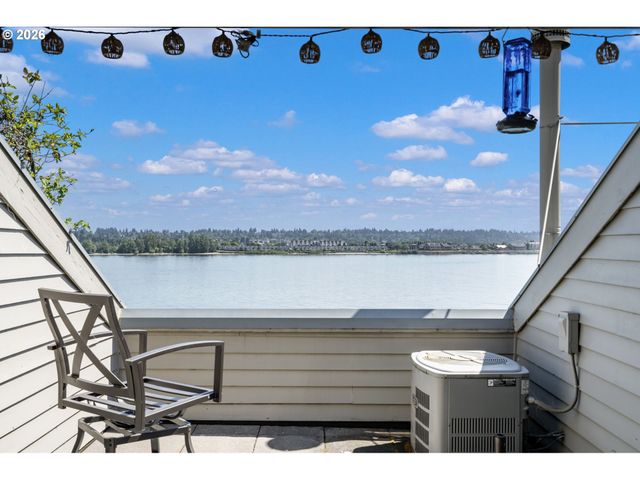 75 N HAYDEN BAY Dr, Portland, OR 97217